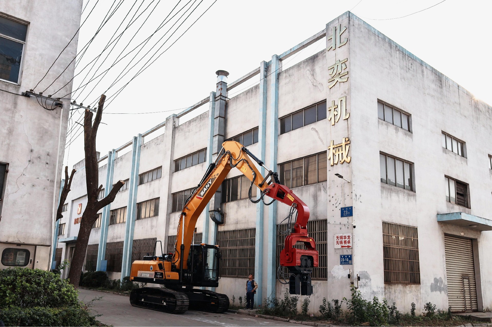 實(shí)力圈粉！挖掘機(jī)改裝打樁機(jī)順利交付 助力太陽(yáng)能光伏建設(shè)