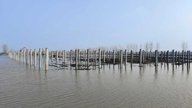 數(shù)百根水上光伏樁，用北奕振動(dòng)打樁機(jī)2天搞定